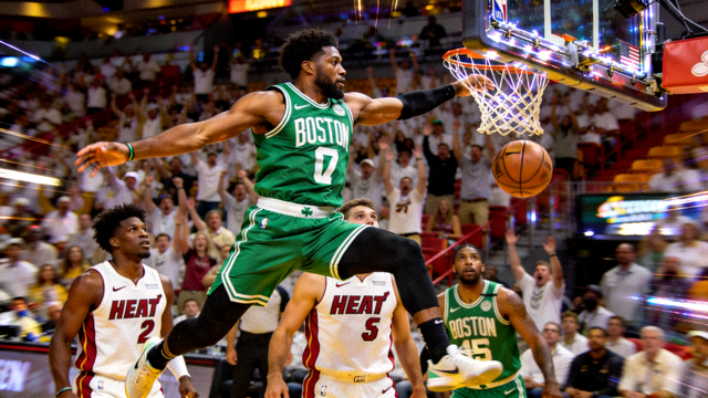 NBA凯尔特人队对阵热火队精彩集锦的扣篮瞬间